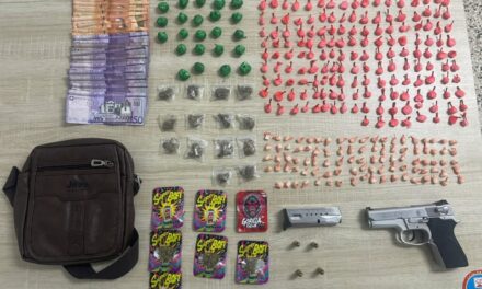 Policía Nacional apresa a cinco hombres en Barahona y La Vega; ocupa tres armas de fuego, una reportada como robada, y presuntas drogas