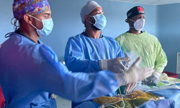 Hospital Darío Contreras realiza por primera vez una cirugía endoscópica biportal