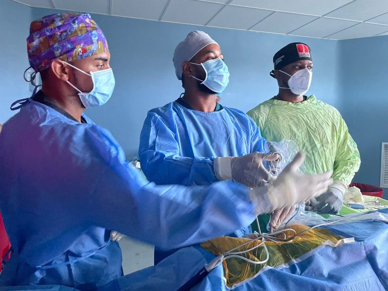 Hospital Darío Contreras realiza por primera vez una cirugía endoscópica biportal