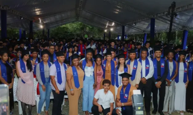 Alcaldesa Betty Gerónimo encabeza Primera Graduación Municipal de Santo Domingo Norte