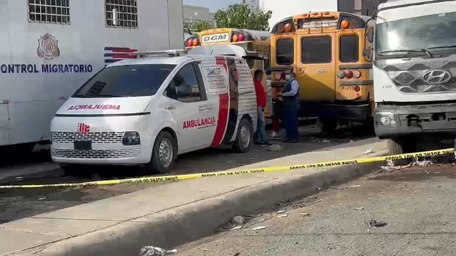 Hallan cuerpo descompuesto dentro de un camión en el parqueo de Migración