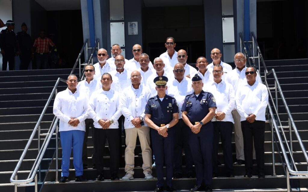 Director general policial encabeza emotivo reencuentro con compañeros de promoción de cadetes, a casi cuatro décadas de su ingreso a la institución