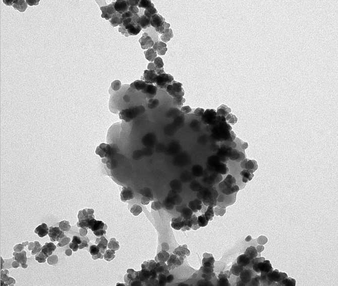 Método para capturar nanoplásticos del agua y convertirlos en materiales descontaminantes de metales pesados