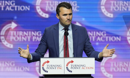Juez de Utah ordena que Tyler Robinson vaya a juicio por el asesinato de Charlie Kirk
