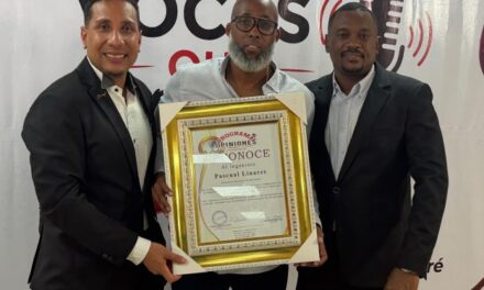 Grupo de Medios Vizcaíno Piñeyro reconoce al director de 002 Radio TV Ing. Pascual Linarez