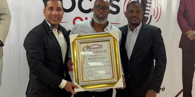 Grupo de Medios Vizcaíno Piñeyro reconoce al director de 002 Radio TV Ing. Pascual Linarez