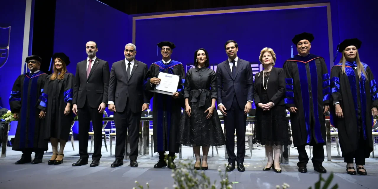 Mármol recibe el Honoris Causa de Universidad APEC y pide usar educación, inteligencia artificial y poesía para defender al ser humano