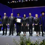 Mármol recibe el Honoris Causa de Universidad APEC y pide usar educación, inteligencia artificial y poesía para defender al ser humano