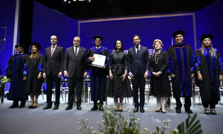 Mármol recibe el Honoris Causa de Universidad APEC y pide usar educación, inteligencia artificial y poesía para defender al ser humano