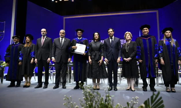 Mármol recibe el Honoris Causa de Universidad APEC y pide usar educación, inteligencia artificial y poesía para defender al ser humano