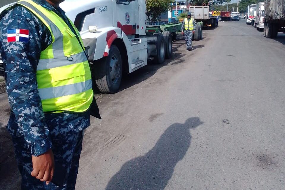 INTRANT multa a 15 empresas constructoras por obstrucción de la vía pública y uso de carril para vaciado de hormigón y disposición de materiales de construcción sin contar con el permiso correspondiente