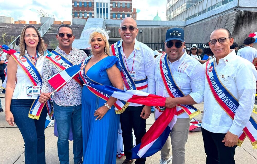 Reconocen al doctor Natanael Gutiérrez durante la 37.ª Parada Dominicana en New Jersey, dedicada a Barahona