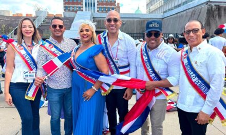 Reconocen al doctor Natanael Gutiérrez durante la 37.ª Parada Dominicana en New Jersey, dedicada a Barahona