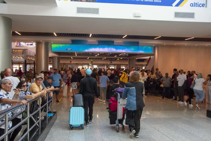 Migración detecta 40 alertas judiciales y 12 casos de documentos falsos en aeropuertos