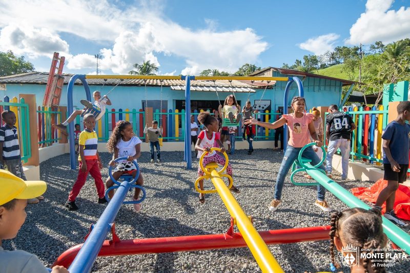 Alcalde Héctor Figari encabeza inauguración del remozado parque de El Deán