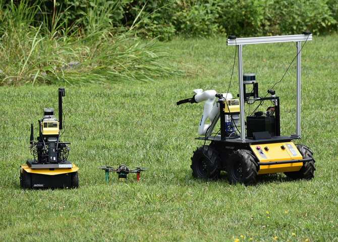 Robots con inteligencia artificial trabajando en equipo sin ayuda humana