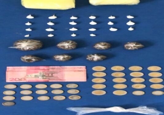 Policía apresa a joven con arma de fuego ilegal y ocupa 490 gramos de presuntas sustancias controladas en Barahona