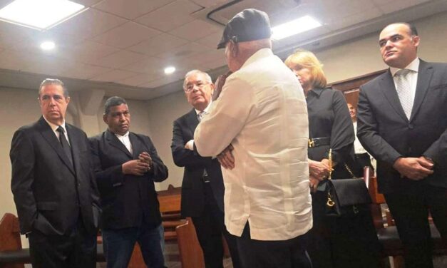 Francisco Javier García expresa condolencias al ex senador Eddy Mateo por fallecimiento de su hijo