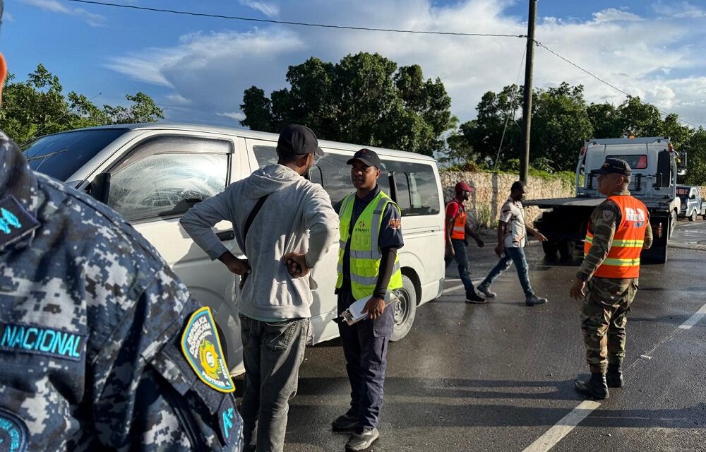 INTRANT retiene autobuses operados por haitianos ilegales en Friusa, Bávaro
