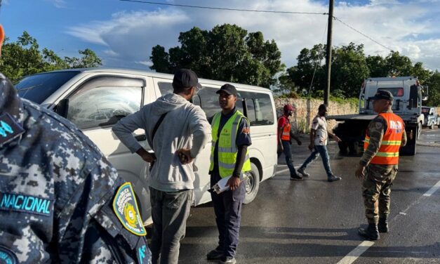 INTRANT retiene autobuses operados por haitianos ilegales en Friusa, Bávaro