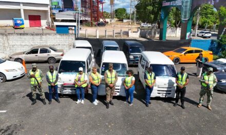 INTRANT retiene vehículos a haitianos que ofrecían servicios ilegalmente en Ciudad Juan Bosch