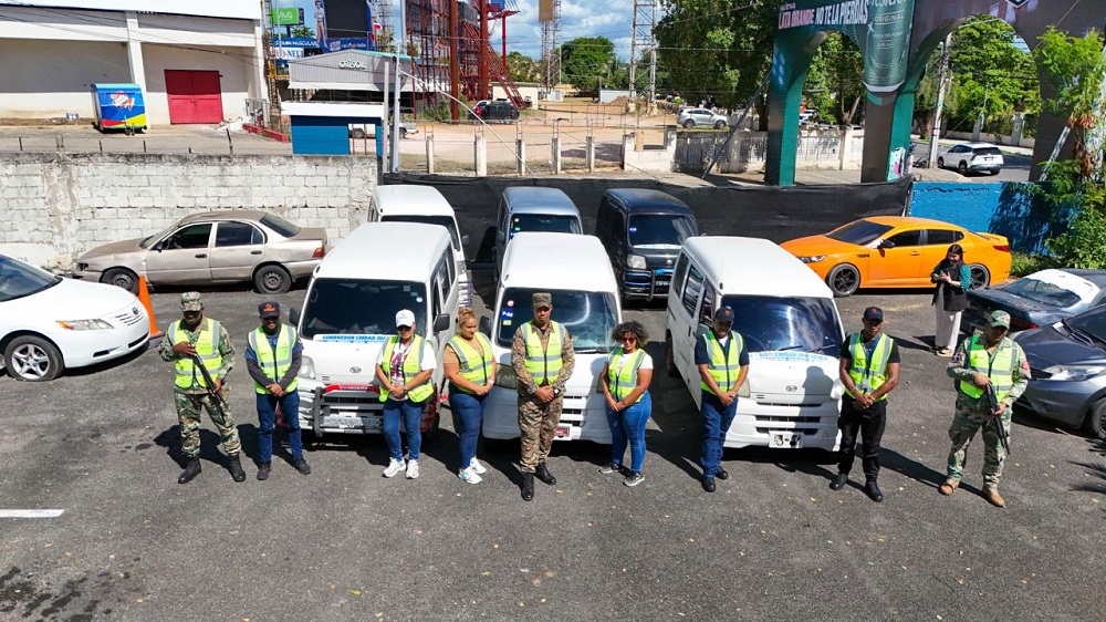 INTRANT retiene vehículos a haitianos que ofrecían servicios ilegalmente en Ciudad Juan Bosch