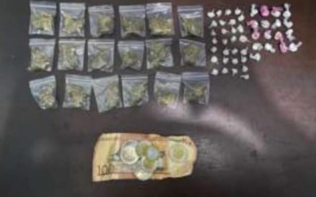 Policía apresa hombre con 64 porciones de presuntas drogas durante operativo en San Cristóbal