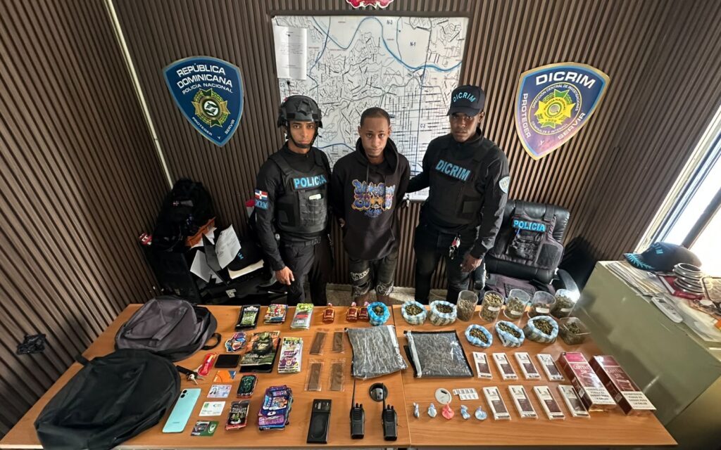 Policía ocupa presuntas drogas y una balanza durante operativo en Cristo Rey; arresta a joven de 25 años
