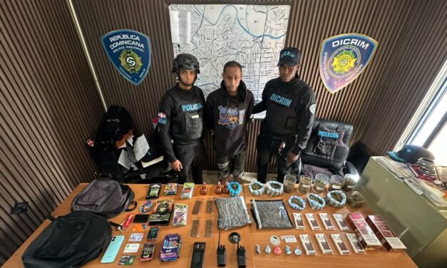 Policía ocupa presuntas drogas y una balanza durante operativo en Cristo Rey; arresta a joven de 25 años