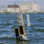 Robot con alas para planear que luego le sirven de velas para navegar sobre el agua