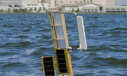 Robot con alas para planear que luego le sirven de velas para navegar sobre el agua
