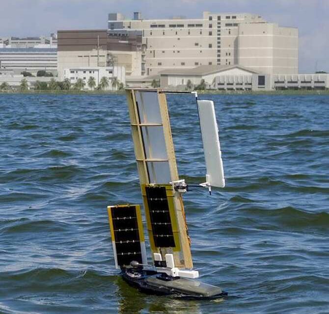 Robot con alas para planear que luego le sirven de velas para navegar sobre el agua