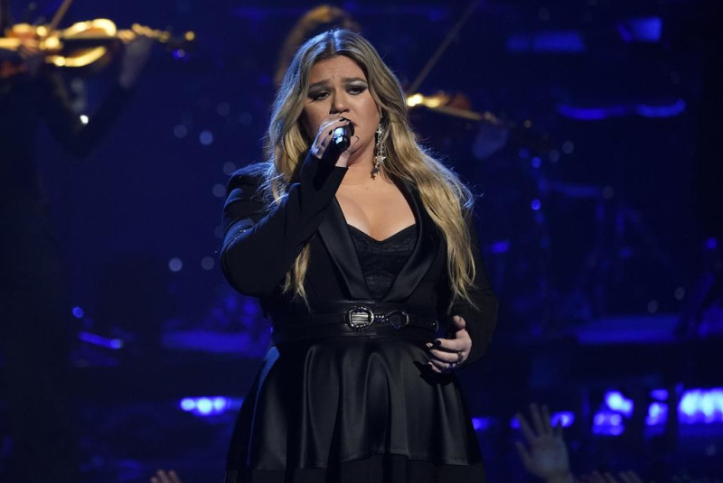 Kelly Clarkson apoya la IA, pero pide listas separadas para artistas humanos