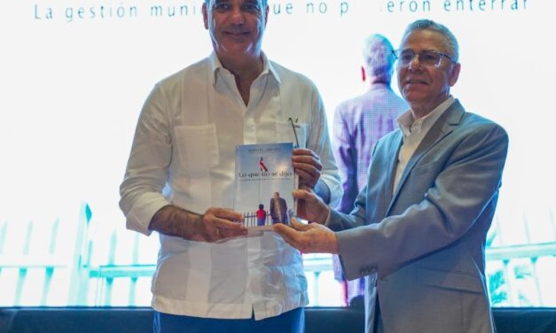 Manuel Jiménez pone en circulación libro sobre su gestión municipal en SDE