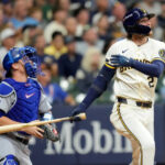 Turang, Lara y el relevo guían a los Cerveceros a vencer a Dodgers en 1er. juego de SCLN