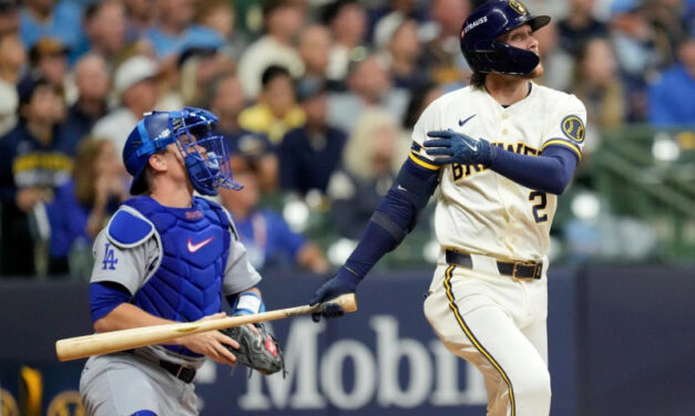 Turang, Lara y el relevo guían a los Cerveceros a vencer a Dodgers en 1er. juego de SCLN