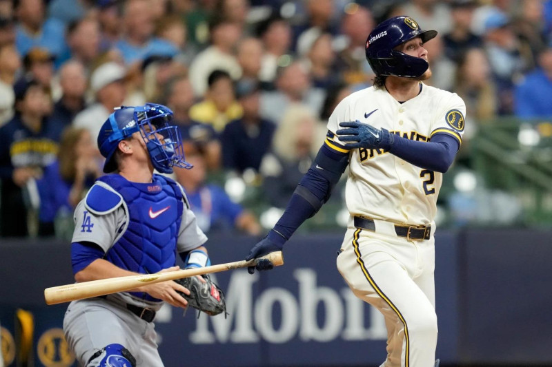 Turang, Lara y el relevo guían a los Cerveceros a vencer a Dodgers en 1er. juego de SCLN
