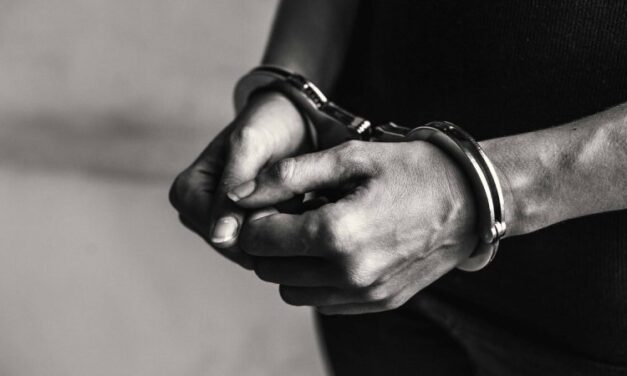 Corte condena a cinco años a hombre tras revocar absolución por violencia contra expareja