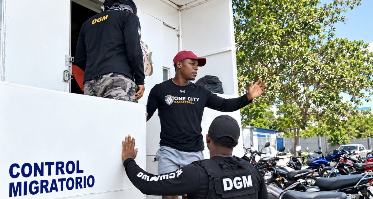 «No soy haitiano»: Hombre se resiste a subir a camión de Migración; dice es segunda vez que lo confunden
