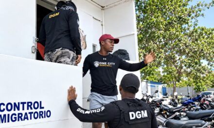 «No soy haitiano»: Hombre se resiste a subir a camión de Migración; dice es segunda vez que lo confunden