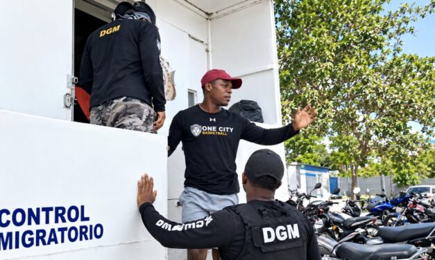 «No soy haitiano»: Hombre se resiste a subir a camión de Migración; dice es segunda vez que lo confunden