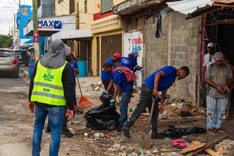 Alcaldía del Distrito Nacional recupera aceras ocupadas en Villa Consuelo