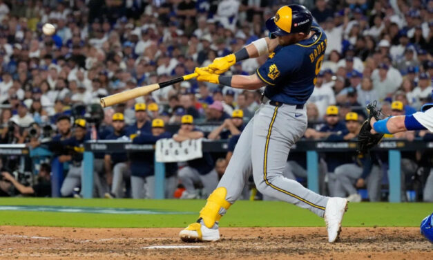 Con HRS de Chourio, Bauers y Mitchell, Cerveceros vencen Dodgers y ponen serie 3-0