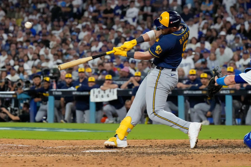 Con HRS de Chourio, Bauers y Mitchell, Cerveceros vencen Dodgers y ponen serie 3-0
