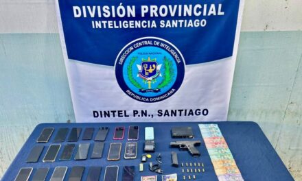 PN y MP ocupan pistola sin documentos, 21 celulares y dinero en efectivo durante allanamiento en Navarrete; tres detenidos
