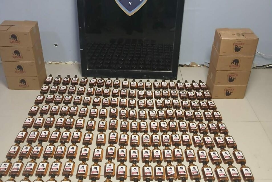 Policía ocupa 1,400 cigarrillos y 186 unidades de ron de contrabando en San Juan de la Maguana