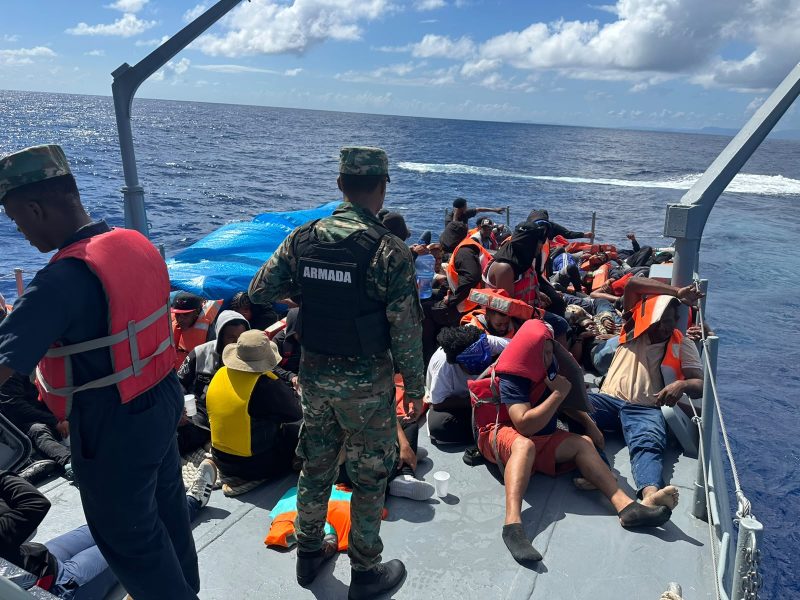 Armada de RD y Guardacostas de EE. UU. en PR interceptan embarcación con 59 personas al norte de Samaná