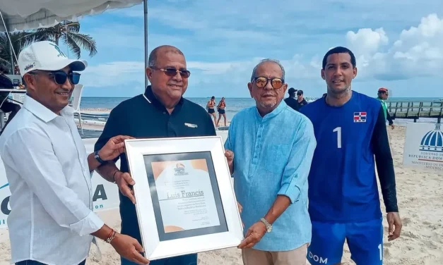 Alcaldía de Verón–Punta Cana reconoce a Luis Francis durante Clásico de Voleibol Playero 2026